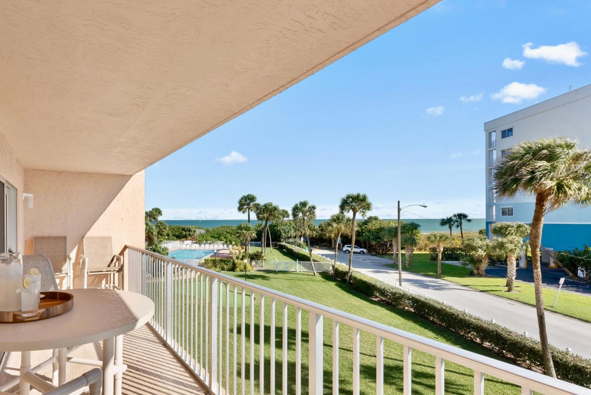Cocoa Beach Towers Стая снимка