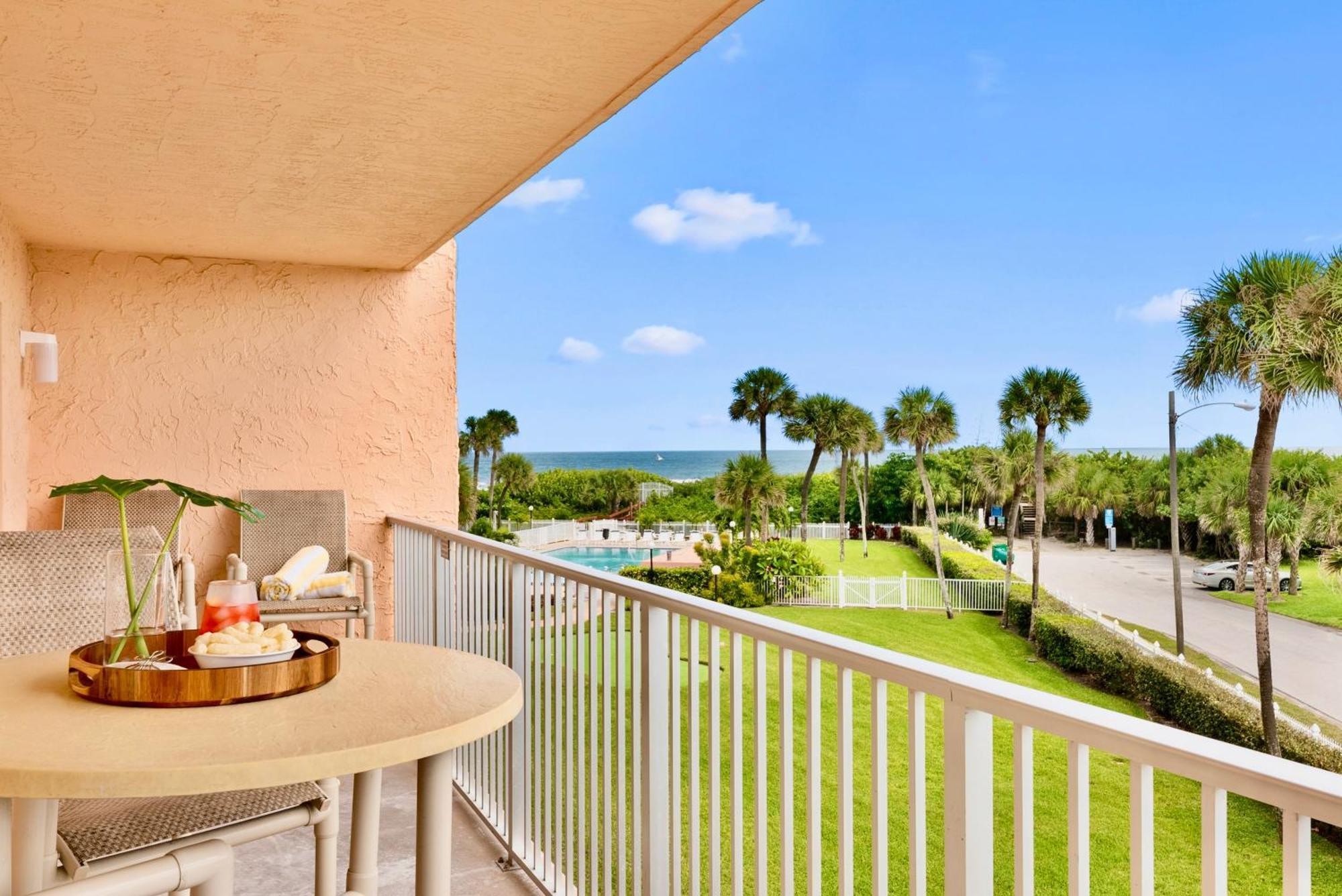 Cocoa Beach Towers Стая снимка